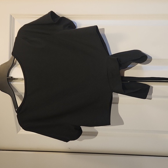 Low Cut Cutout Crop Top - Picture 2 of 2